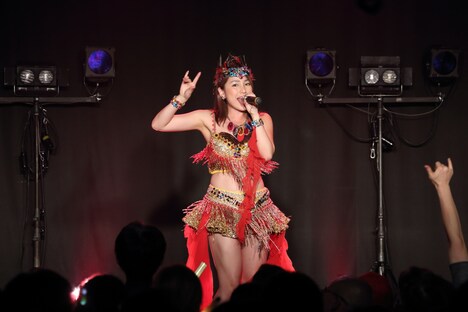 吉川友によるライブの様子。