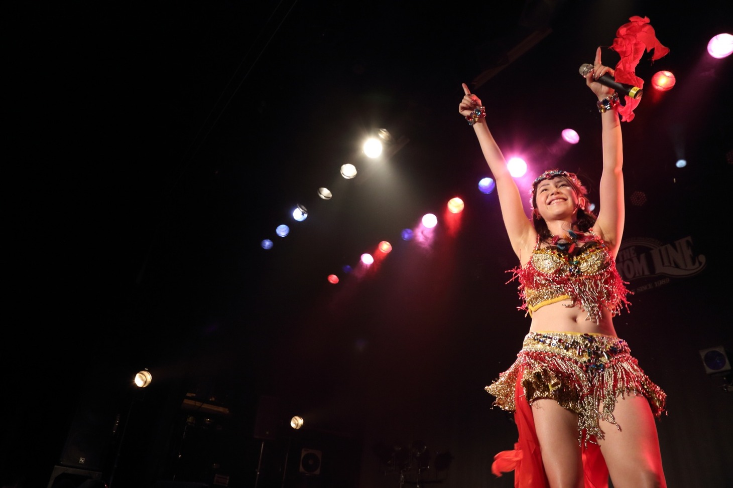 吉川友によるライブの様子。