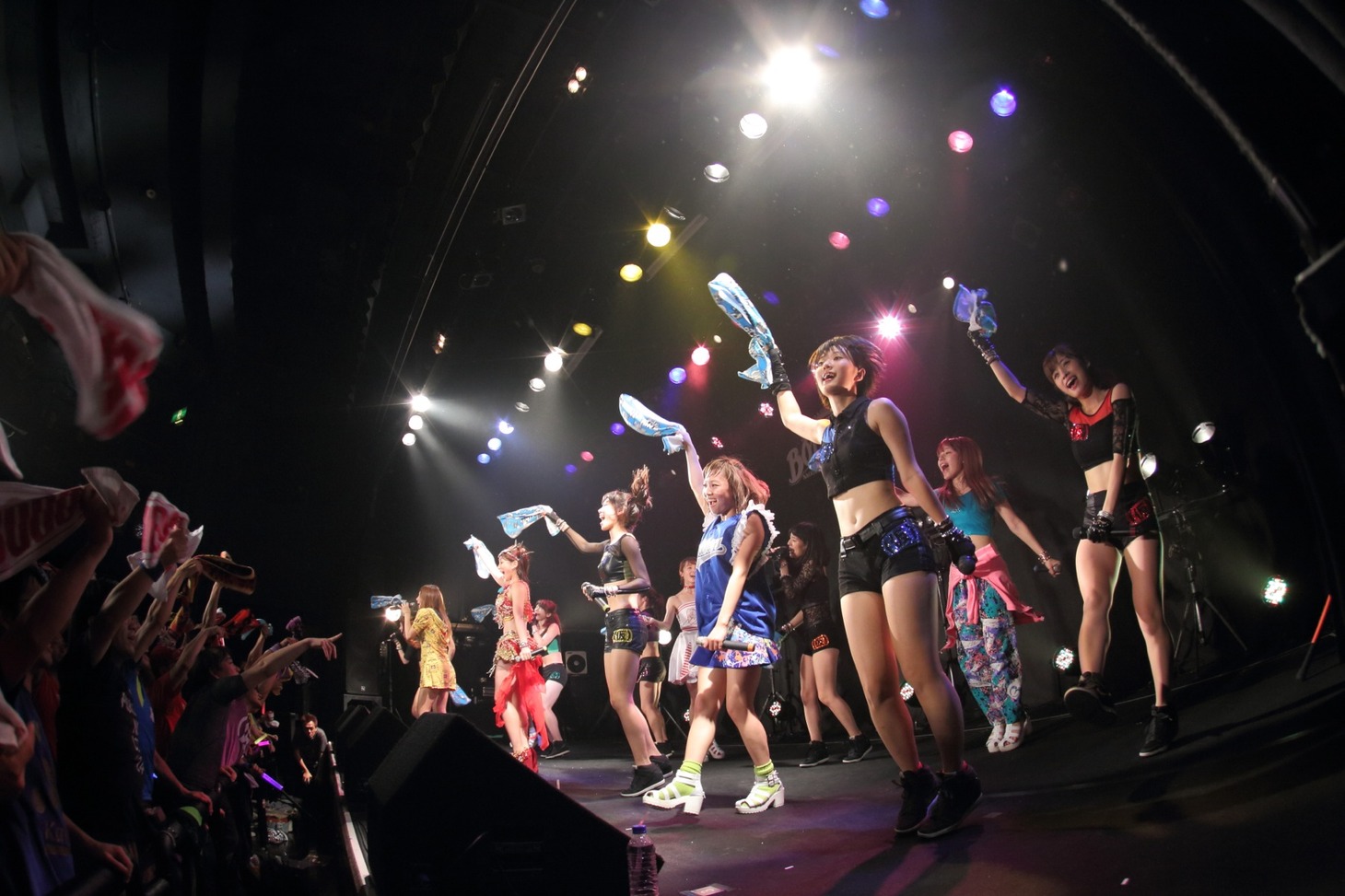 チーム・負けん気によるライブの様子。
