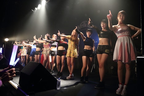 チーム・負けん気によるライブの様子。