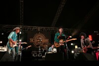 仲井戸“CHABO”麗市＆シアターブルックのステージの様子。（撮影：三浦麻旅子）