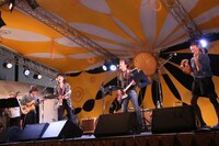 MY LIFE IS MY MESSAGEのステージの様子。（撮影：三浦麻旅子）