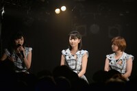左から田村芽実、中西香菜、竹内朱莉。