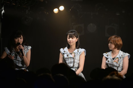 左から田村芽実、中西香菜、竹内朱莉。