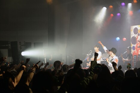 吉田山田「555ツアー～福岡クレイジーワンダーランド～」の様子。