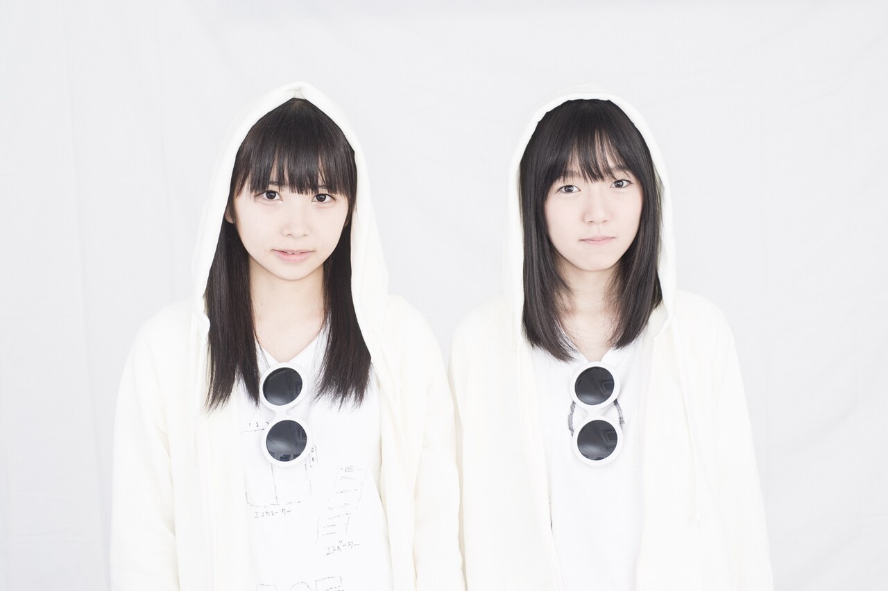 Escalator or Elevator。左からちーぼう、朝倉みずほ。（c）津田ひろき（ツダ商会）