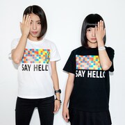 「SAY HELLO」Tシャツを着用したプラニメの2人。左からカミヤサキ、ミズタマリ。