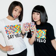 「SAY HELLO」iPhoneケースを持ったプラニメの2人。左からカミヤサキ、ミズタマリ。