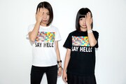 「SAY HELLO」Tシャツを着用したプラニメの2人。左からカミヤサキ、ミズタマリ。