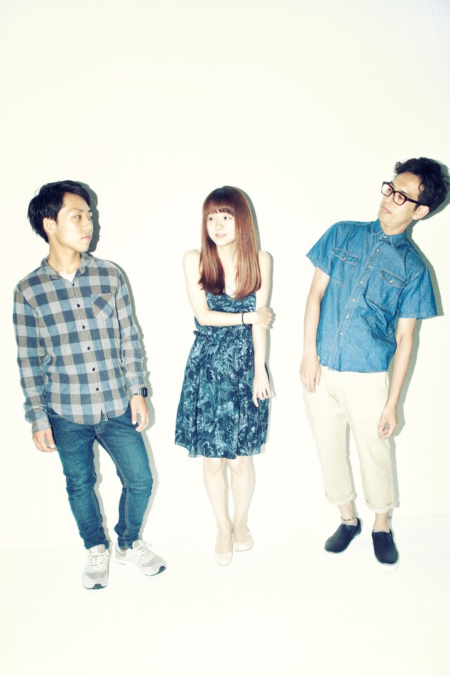 the milky tangerine。左から渡邉和義（Dr）、柳田久美子（G, Vo）、丹野達哉（G, Vo）。