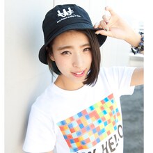 「WACK」ハットをかぶったカミヤサキ。