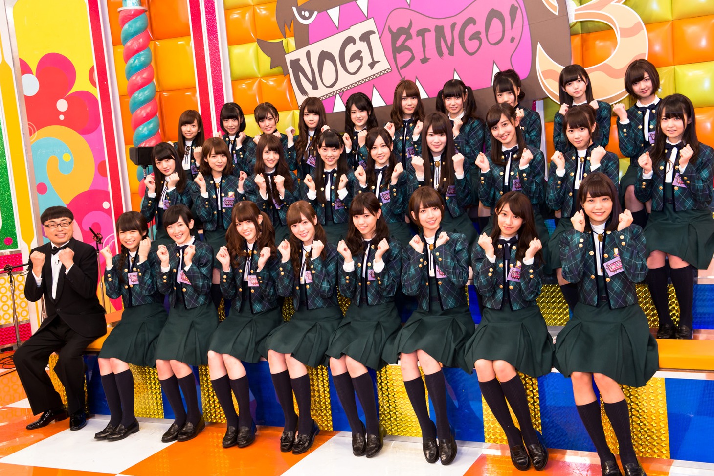 今週の人気画像2位は「乃木坂46冠番組復活『地の面白さで勝ちたい』」より、「NOGIBINGO!3」番組セットに集合した乃木坂46とイジリー岡田。