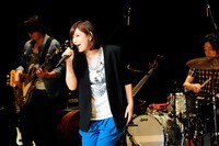 「Have fun!!」を初披露した絢香。