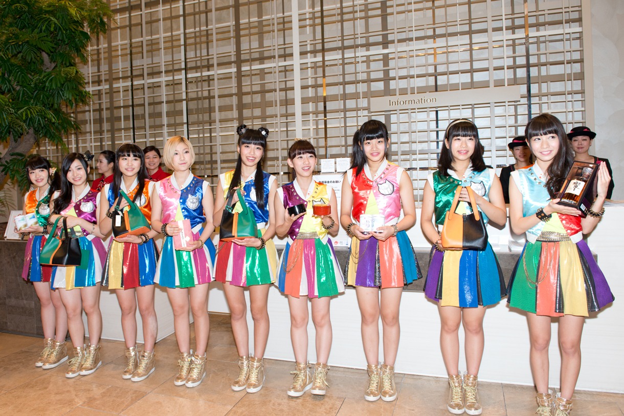 免税品を手に持ち外国人観光客にアピールするCheeky Parade。