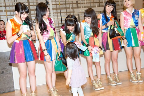子どもと触れ合うCheeky Parade。