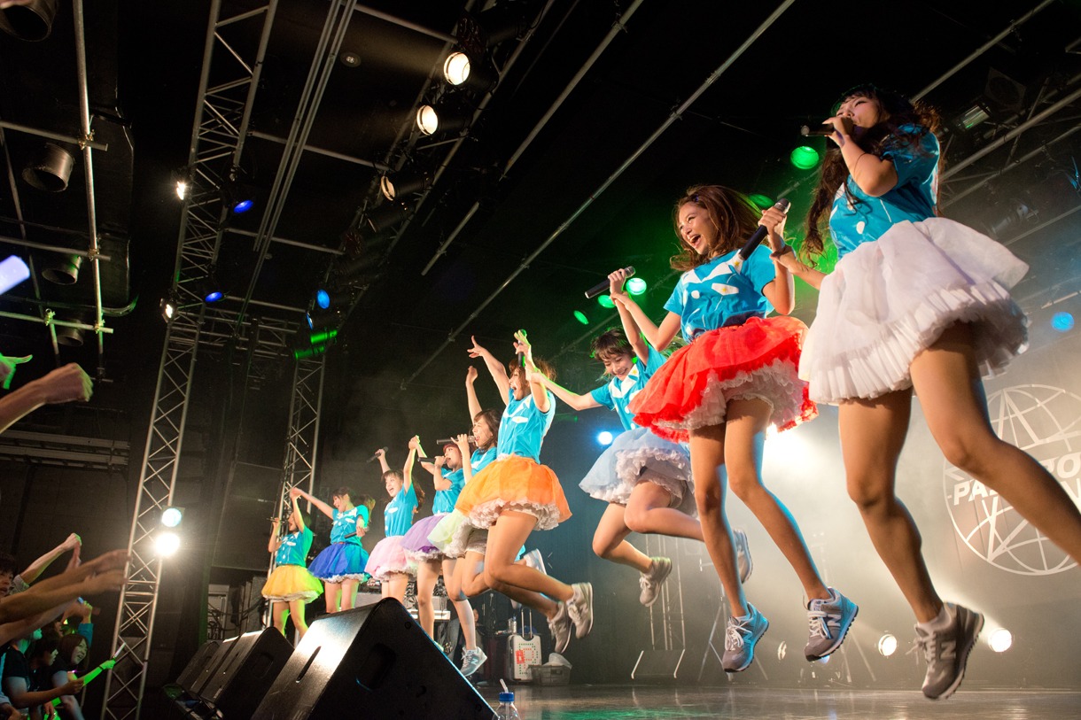 PASSPO☆ COUNT UP Tour 2014 中編「めざせ高度10,000超え 私たちなんてったってアイドル」第1部フライトの様子。