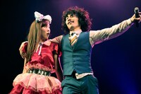 第4夫人・清美咲（左）の肩を抱く清竜人（右）。