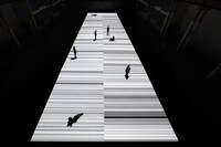 「test pattern [nº5], audiovisual installation, 2013」の様子。(c)Ryoji Ikeda photo by Zan Wimberley