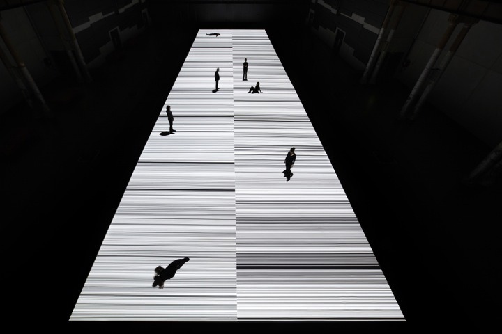 「test pattern [nº5], audiovisual installation, 2013」の様子。(c)Ryoji Ikeda photo by Zan Wimberley
