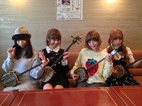 三線をを持つSilent Siren。(c)テレビ朝日