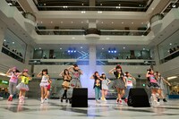 amorecarinaによるライブの様子。