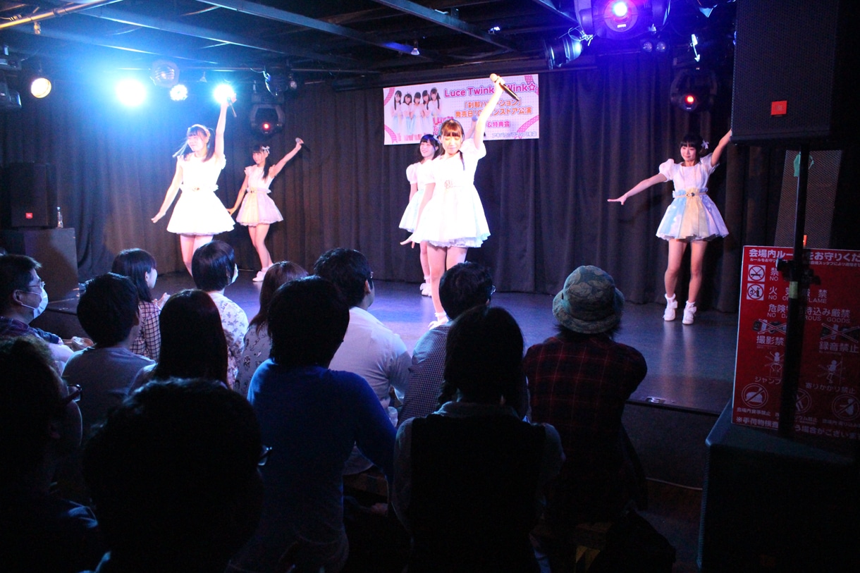 Luce Twinkle Wink☆によるライブの様子。