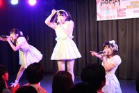 Luce Twinkle Wink☆によるライブの様子。