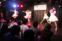 Luce Twinkle Wink☆によるライブの様子。