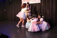 オリコンシングル総合デイリーランキングで1位を獲得し泣き崩れるメンバー。