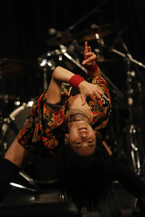 世界一に認められたエアギターを披露する名倉七海。