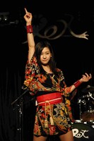 世界一に認められたエアギターを披露する名倉七海。