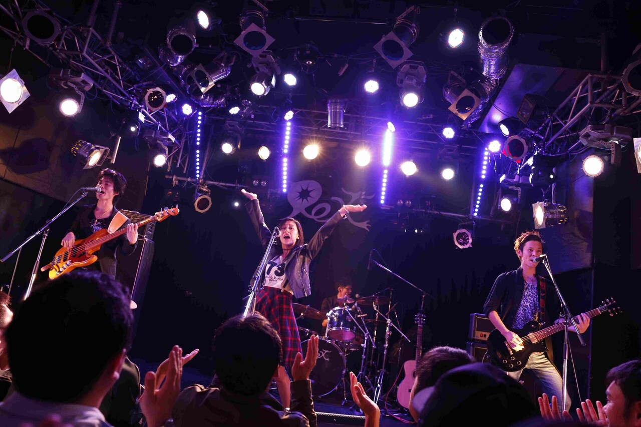 バンドをバックに歌声を披露する名倉七海。