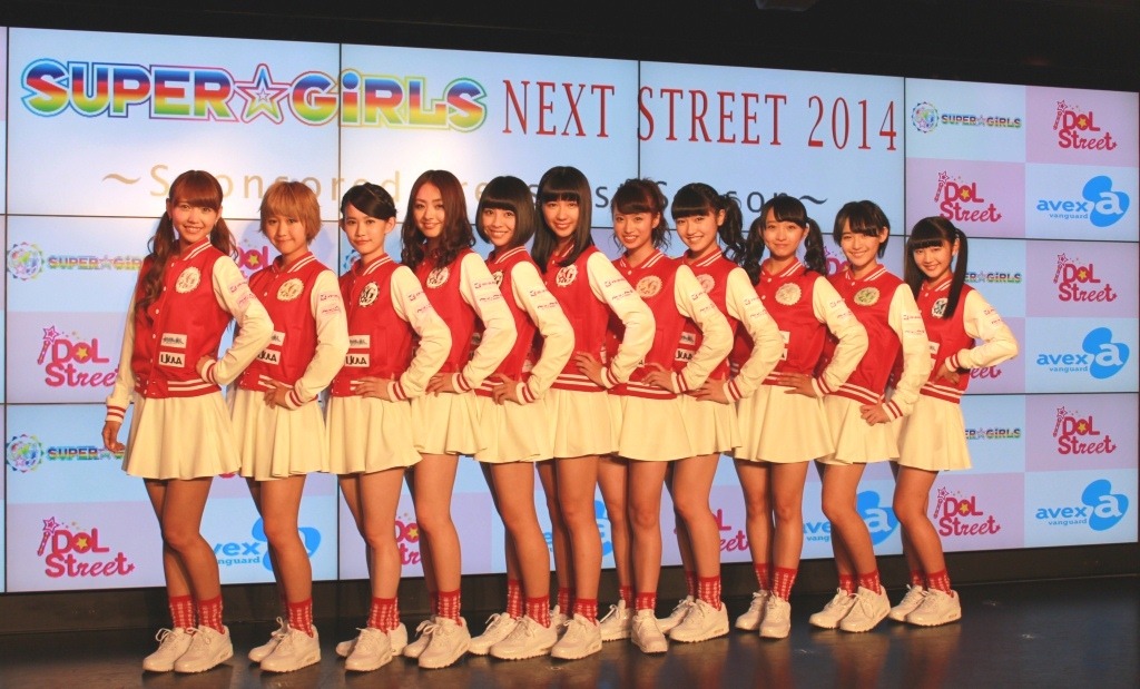 チームウェアを着用したSUPER☆GiRLS。