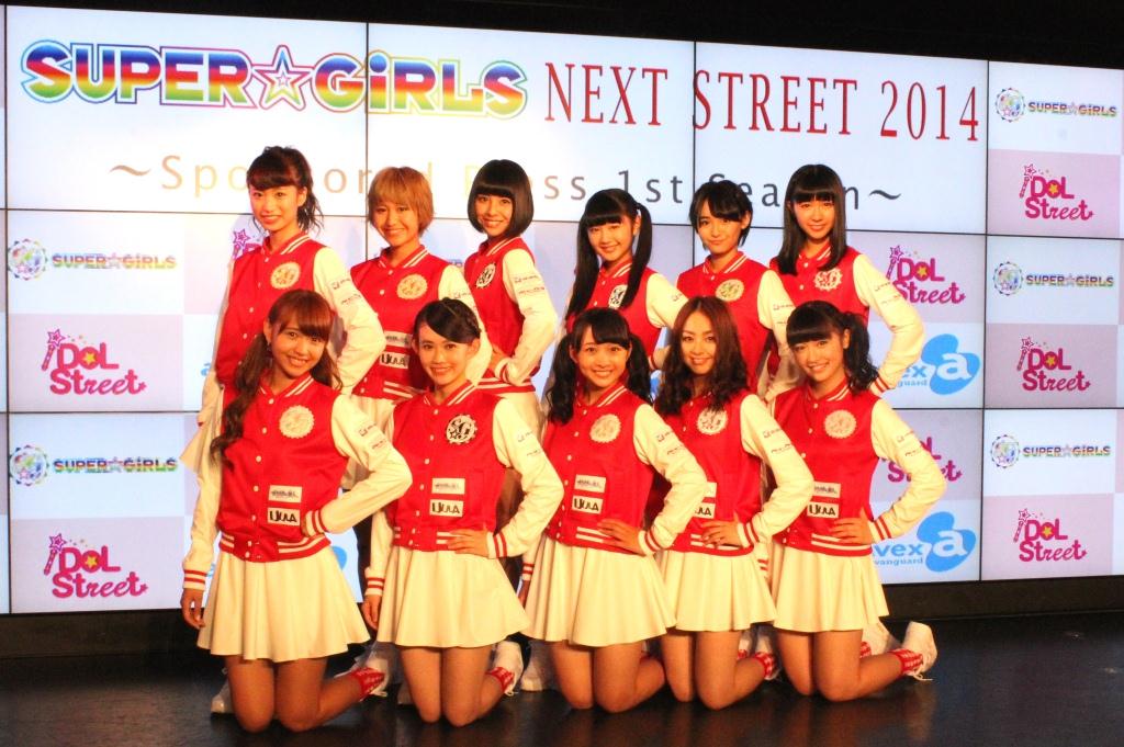 チームウェアを着用したSUPER☆GiRLS。