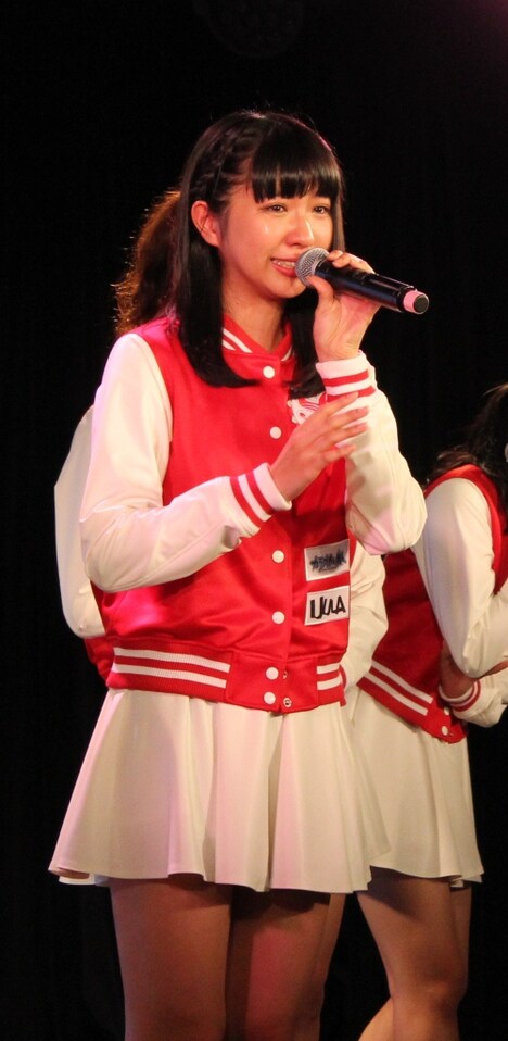 初のソロライブが決定したことを報告する溝手るか。