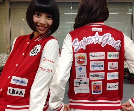 応援企業ワッペンをアピールするSUPER☆GiRLS。