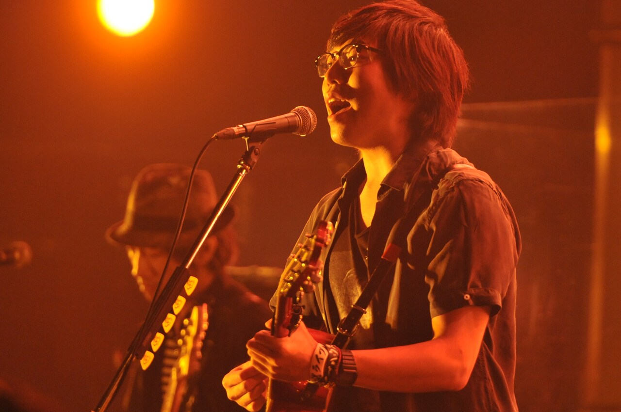 “社交的”な高橋優、AKB48＆リップらと交流