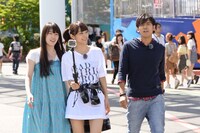 左から高山一実、深川麻衣、K。