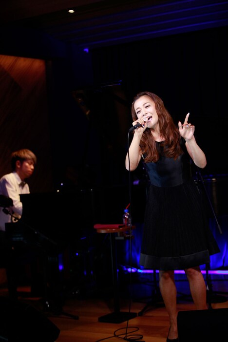 母娘ファンのために歌う華原朋美。
