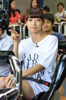 「FUJIYAMA」に乗車する深川麻衣。