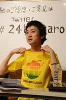 「オリジナリティTシャツ」の説明をする柴田隆浩（Vo, G）。