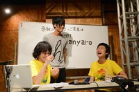 Debbiehemlock・菊地椋介（Vo, G）とのトークを繰り広げる酒田耕慈（左）と柴田隆浩（右）。