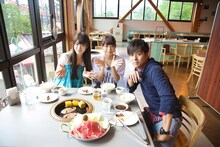 左から高山一実、深川麻衣、K。