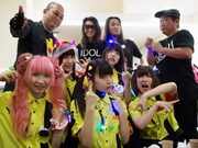 ライブ後のゆるめるモ！と非常階段。（撮影：Yvko Under）