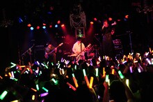 「カスタマイZ FIRST LIVE TOUR 2014 愉快！爽快！全開！大正解！ ～俺らの一気イチYOU!!～」東京・渋谷CLUB QUATTRO公演の様子。