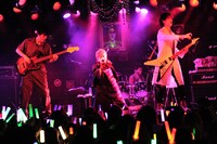 「カスタマイZ FIRST LIVE TOUR 2014 愉快！爽快！全開！大正解！ ～俺らの一気イチYOU!!～」東京・渋谷CLUB QUATTRO公演の様子。