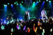 「カスタマイZ FIRST LIVE TOUR 2014 愉快！爽快！全開！大正解！ ～俺らの一気イチYOU!!～」東京・渋谷CLUB QUATTRO公演の様子。