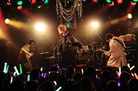 「カスタマイZ FIRST LIVE TOUR 2014 愉快！爽快！全開！大正解！ ～俺らの一気イチYOU!!～」東京・渋谷CLUB QUATTRO公演の様子。