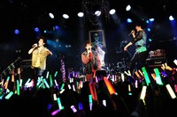 「カスタマイZ FIRST LIVE TOUR 2014 愉快！爽快！全開！大正解！ ～俺らの一気イチYOU!!～」東京・渋谷CLUB QUATTRO公演の様子。