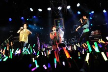 「カスタマイZ FIRST LIVE TOUR 2014 愉快！爽快！全開！大正解！ ～俺らの一気イチYOU!!～」東京・渋谷CLUB QUATTRO公演の様子。
